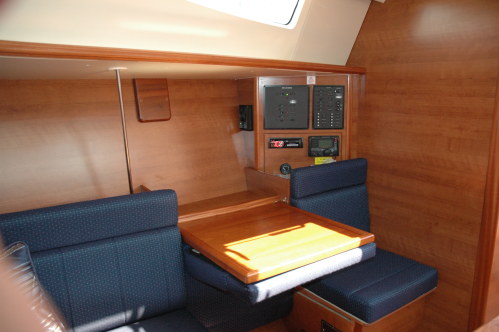 New Sail Monohull for Sale 2013 Hunter 33 Layout & Accommodations